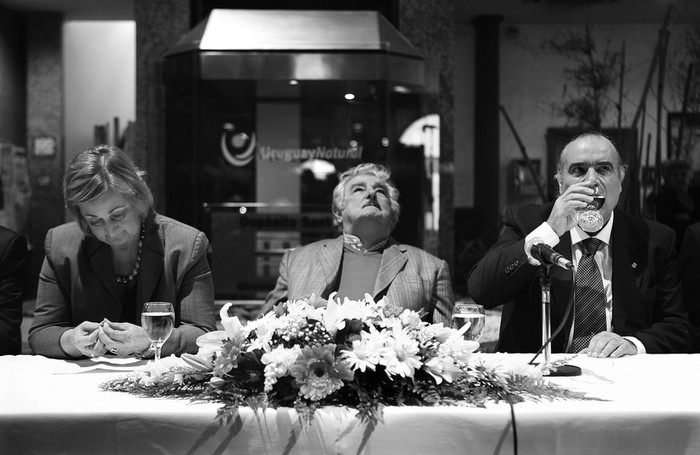 Liliam Kechichian, José Mujica y Héctor Lescano, ayer, durante la conferencia de prensa en la sede del Ministerio de Turismo y Deporte. · Foto: EFE, Iván Franco