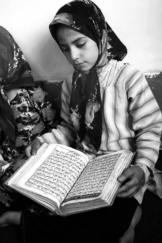 Una niña afgana lee el Corán durante un seminario en Herat, Afganistán. · Foto: Efe, Jalil Rezayee