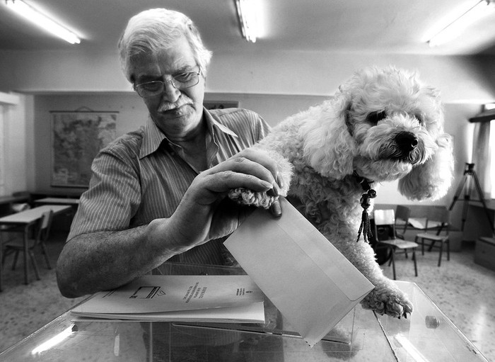 Colegio electoral en Atenas, Grecia, ayer, durante los comicios de las segundas elecciones generales planteadas como un referendo entre cumplir o no
los compromisos de austeridad contraídos con la Unión Europea a cambio de ayuda financiera que evite la bancarrota del país.  · Foto: Efe, Simela Pantzartzi