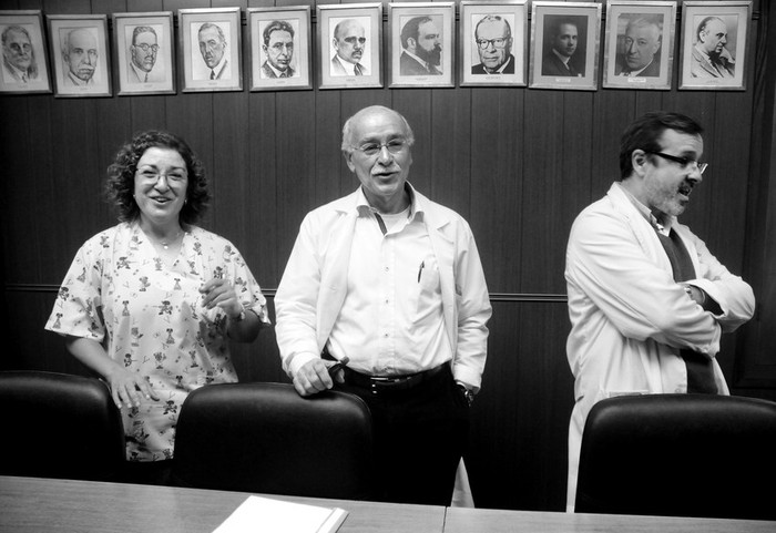 Clara Peña, Luis Castillo y Gustavo Dufour, ayer, durante la conferencia de prensa en la sede del Sindicato Médico del Uruguay. · Foto: Sandro Pereyra