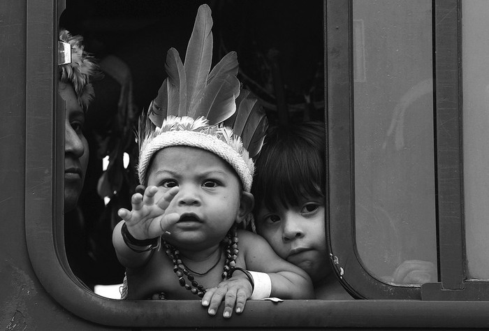 Indígenas de distintas partes del mundo participan en una manifestación, durante la Conferencia sobre Desarrollo Sostenible Río+20, en
Río de Janeiro, Brasil. (archivo, junio de 2012) · Foto: Efe, Marcelo Sayao