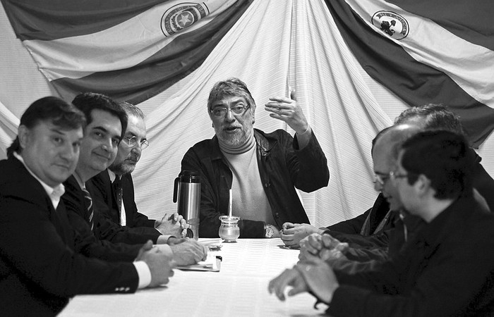 El destituido presidente de Paraguay, Fernando Lugo, durante una reunión en Asunción con sus principales colaboradores.
 · Foto: Efe, Andrés Cristaldo