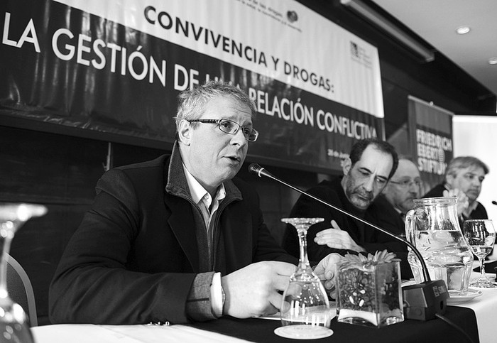 El subsecretario de Salud Pública, Leonel Briozzo, ayer, en el seminario “Convivencia y drogas, la gestión política de una relación
conflictiva” . · Foto: Walter Paciello, Secretaría de Comunicación de Pre