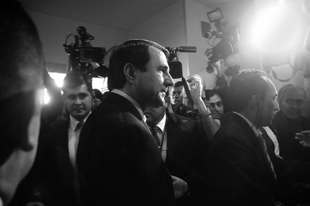 El nuevo mandatario de Paraguay, Federico Franco, llega a un almuerzo con representantes de las dos cámaras legislativas, en el que
demandó del Parlamento el apoyo para sacar adelante proyectos económicos atascados por valor de 480 millones de dólares.
· Foto: Sandro Pereyra El nuevo mandatario de Paraguay, Federico Franco, llega a un almuerzo con representantes de las dos cámaras legislativas, en el que
demandó del Parlamento el apoyo para sacar adelante proyectos económicos atascados por valor de 480 millones de dólares.
· Foto: Sandro Pereyra