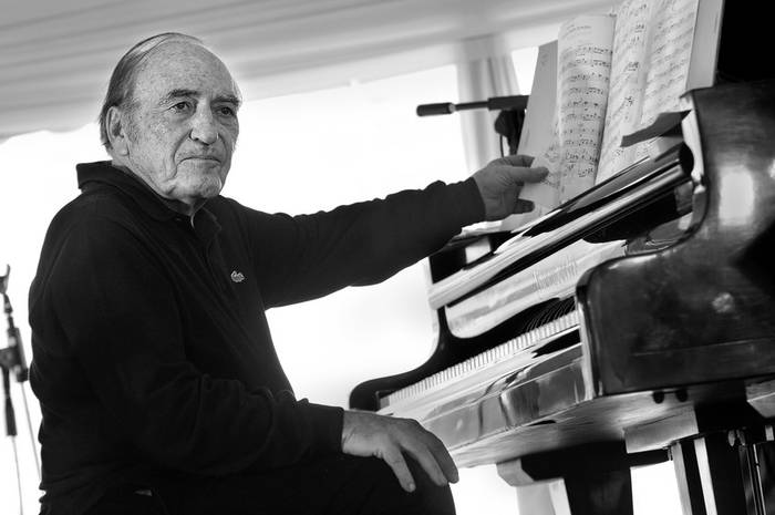 El pianista argentino Miguel Ángel Estrella en el Centro de Rehabilitación Libertad (ex Penal de Libertad). · Foto: Javier Calvelo