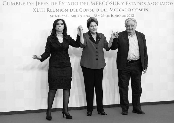 La presidenta de Argentina, Cristina Fernández, y sus homólogos de Brasil, Dilma Rousseff, y de Uruguay, José Mujica, el viernes, al
comienzo de la cumbre del Mercosur. · Foto: Efe, Marcelo Aguilar