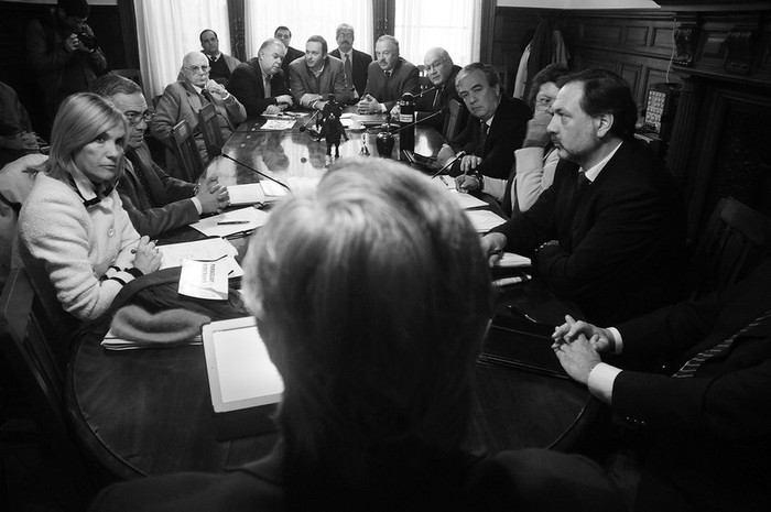 El senador Jorge Larrañaga (de espaldas), ayer, durante la sesión del directorio del Partido Nacional. · Foto: Sandro Pereyra