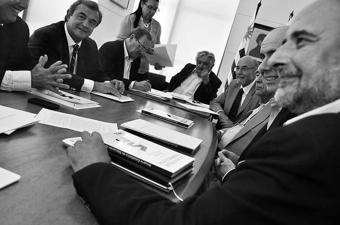 Gobierno y partidos políticos firman compromiso nacional por la educación en la Torre Ejecutiva. (archivo, febrero de 2012) · Foto: Javier Calvelo