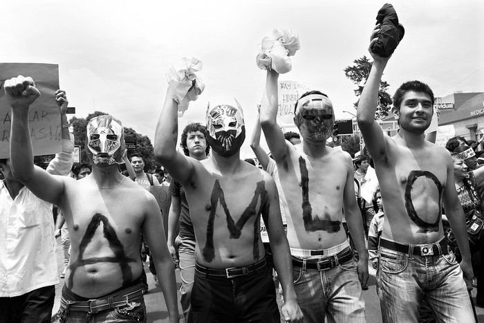 Varias personas, seguidoras del candidato Andrés Manuel López Obrador, protestan en la ciudad de Puebla, México, para apoyar la iniciativa de pedir ante las autoridades electorales un recuento total
de los votos emitidos en las elecciones del domingo. · Foto: Efe, Francisco Guasco