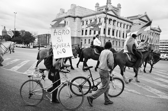 La 2ª Marcha Nacional por la Tierra y en Defensa de los Bienes Naturales llega a los alrededores del Palacio Legislativo. (archivo, octubre de 2011) · Foto: Javier Calvelo