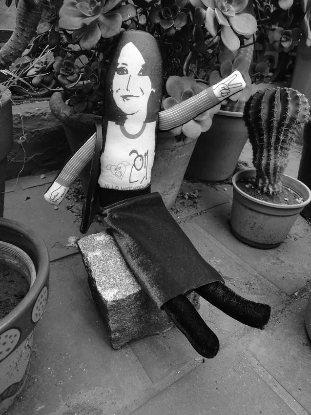 Fotografía cedida por la firma Papeles y Sellos, que muestra a Cristinita, una muñeca
de trapo de la presidenta argentina, Cristina Fernández. Estas creaciones de la artista
Lali Baliner ya se vendían por internet desde hace un año y medio, pero saltaron a la
fama este lunes, cuando la mandataria presentó una de las versiones de su muñeca
en un acto en la sede del Ejecutivo.  · Foto: Efe, Lali Baliner
