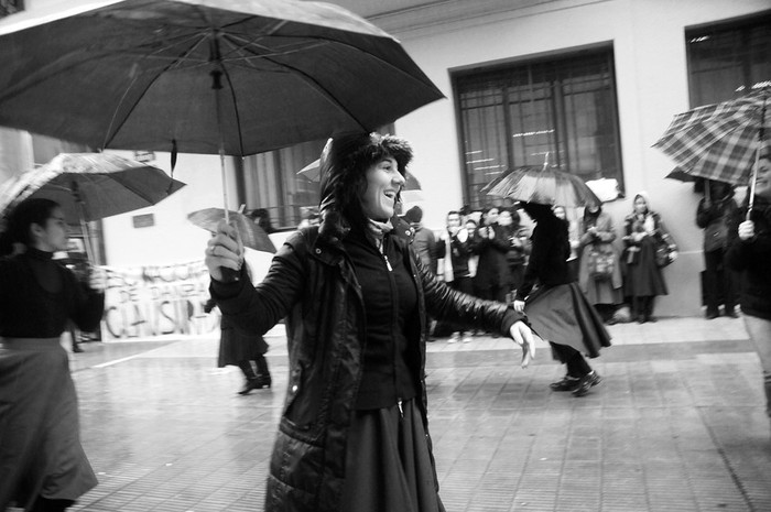 Alumnas de la División Folclore de la Escuela Nacional de Danzas del SODRE durante una muestra artística para reclamar mejores condiciones de estudio, ayer, en la peatonal Sarandí. · Foto: Sandro Pereyra