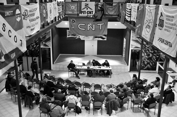 Mesa Representativa del PIT-CNT. · Foto: Javier Calvelo