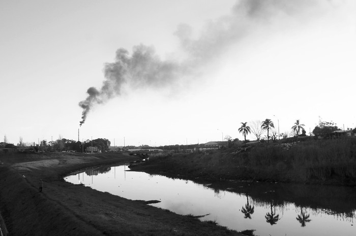 Chimenea de la refinería de ANCAP, vista desde la calle Conciliación. (archivo, junio de 2010) · Foto: Ricardo Antúnez