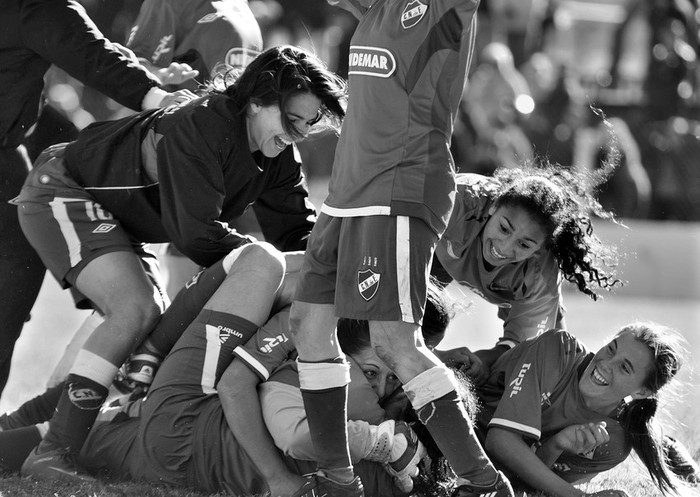 Jugadoras de Nacional festejan la victoria ante Cerro en la definición de la temporada 2011-2012 del fútbol femenino uruguayo, ayer, en el Parque Méndez Piana. · Foto: Javier Calvelo