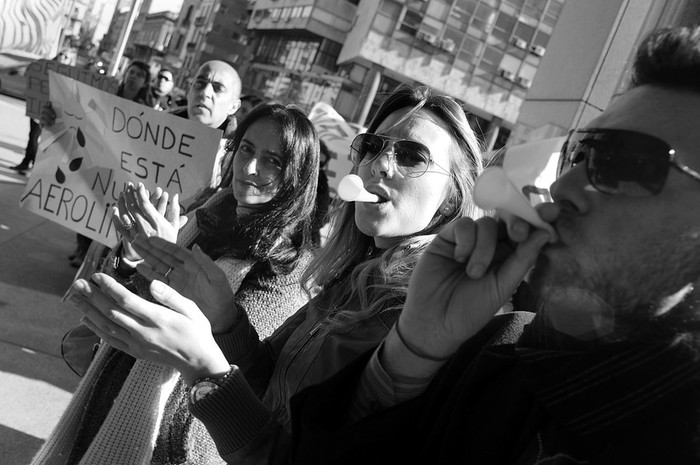 Concentración de trabajadores de Pluna, ayer, frente a la Torre Ejecutiva. · Foto: Pablo Nogueira