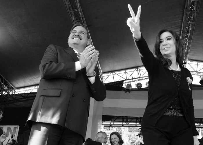 El gobernador tucumano, José Alperovich, y la presidenta argentina, Cristina Fernández, en el acto por el 196º aniversario
de la Declaración de la Independencia, en San Miguel de Tucumán.  · Foto: Presidencia argentina, s/d de autor