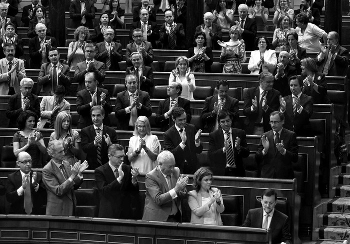 Los diputados del Partido Popular aplauden tras la intervención del presidente del gobierno, Mariano Rajoy, ante el pleno del Congreso,
mediante la que adelantó algunos de los nuevos ajustes económicos que prevé llevar a cabo. · Foto: Efe, Ángel Díaz