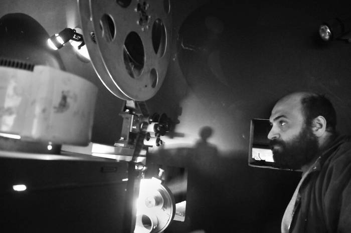 Martín Daian, junto a un proyector Kinoton Phillips digital en la sala de proyecciones del cine Grand Prix · Foto: Javier Calvelo