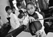 Ensayo de la orquesta infantil de Flor de Maroñas en la Escuela Nº 173. 