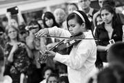 Lucía, concertina de la orquesta infantil de Flor de Maroñas, durante la presentación en el patio de la Escuela Nº 173. 