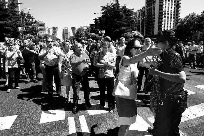 Funcionarios del Ministerio de Economía cortan el tráfico en el Paseo de la Castellana en protesta por los últimos recortes del gobierno,
como la supresión, este año, de la paga extra de Navidad a todos los empleados públicos.  · Foto: Efe, Emilio Naranjo