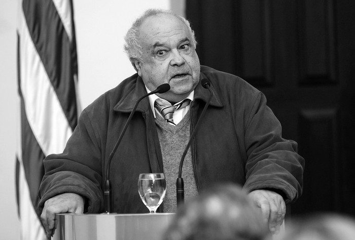 Eleuterio Fernández Huidobro, ministro de Defensa Nacional, orador en el acto conmemorativo de la Jura de la Constitución. 
 · Foto: Sandro Pereyra