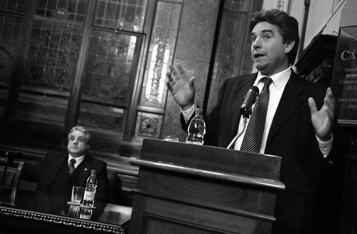 Gerardo Amarilla y Alberto Scavarelli, ayer, en la presentación del libro Una amiga peligrosa · Foto: Nicolás Celaya