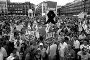 Miles de personas, unas 60.000 según los sindicatos y unas 20.000 según fuentes policiales, durante una manifestación en contra de los recortes del gobierno español, ayer, en las calles de Valladolid.