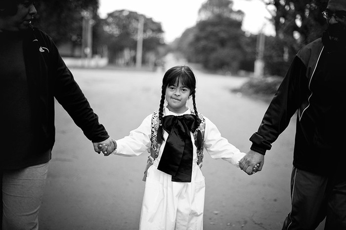 Maité yendo a la escuela. · Foto: Pablo Rivara