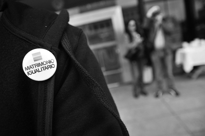Movilización de los colectivos que apoyan el proyecto de ley de matrimonio igualitario, en el anexo del Palacio Legislativo. (archivo, junio de 2012) · Foto: Javier Calvelo