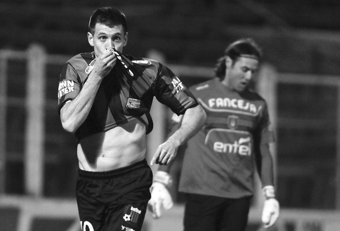 Paulo Pezzolano, de Liverpool, tras convertir uno de los goles para su equipo ante Universitario de Sucre.
 · Foto: Nicolás Celaya