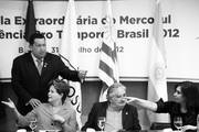 Los presidentes Hugo Chávez, de Venezuela, Dilma Rousseff, de Brasil, José Mujica, de Uruguay, y Cristina Fernández, de Argentina, ayer en Brasilia, en el marco de la cumbre extraordinaria del Mercosur.
