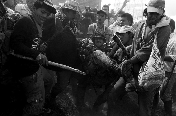 Miembros de la guardia indígena expulsan a los soldados que custodian un puesto militar en el cerro El Alto del Berlín,
el martes 17 de julio, en Toribio, región del Cauca, Colombia. · Foto: Efe, Christian Escobar Mora