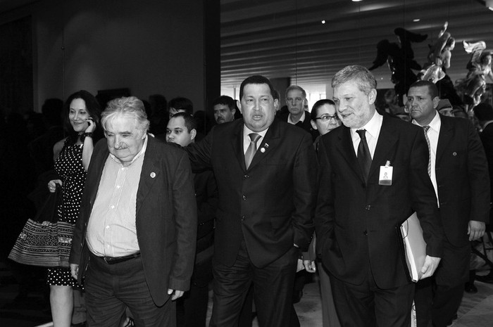 José Mujica y Roberto Kreimerman junto al presidente venezolano, Hugo Chávez (centro), durante el encuentro que mantuvieron en el
marco de la cumbre extraordinaria del Mercosur en Brasilia.  · Foto: Marcelo García, Palacio de Miraflores, efe