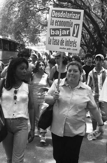 Preparativos de la marcha hacia Punta del Este organizada por el PIT-CNT. Enero de 2002.
Preparativos de la marcha hacia Punta del Este organizada por el PIT-CNT. Enero de 2002.