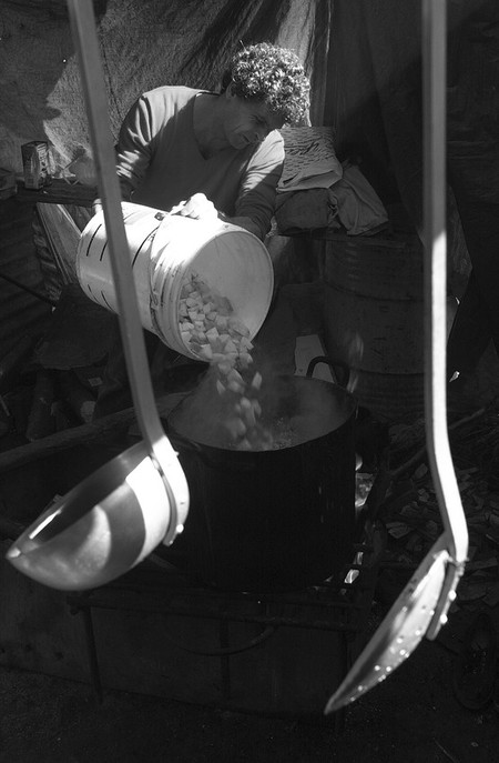 Olla popular en el barrio Buenos Aires, hoy parte del Municipio F,
antes Centro Comunal Zonal 10. · Foto: Sandro Pereyra Olla popular en el barrio Buenos Aires, hoy parte del Municipio F,
antes Centro Comunal Zonal 10. · Foto: Sandro Pereyra