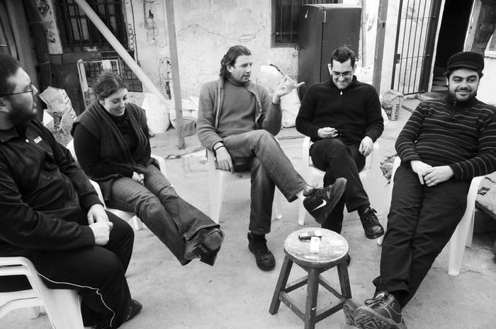 Nicolás Melgar, Yéssica Alonso, Ismael Samandú, Diego Domínguez y Nicolás Scarón, integrantes de Quijote FM · Foto: Sandro Pereyra