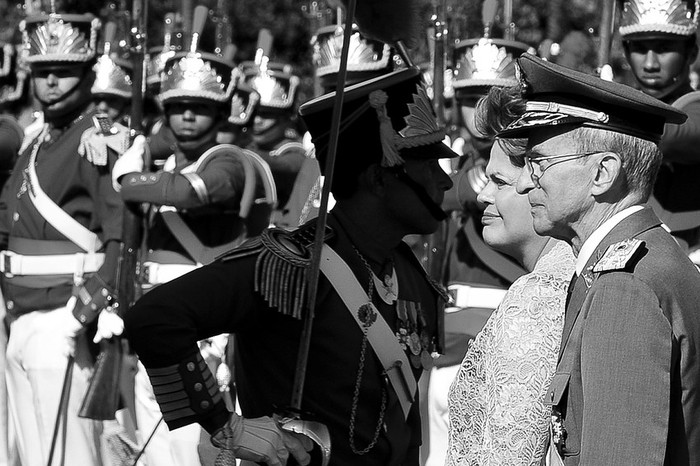 La presidenta brasileña, Dilma Rousseff, y el comandante del Ejército, Enzo Peri, en el acto conmemorativo del Día del Ejército,
en Brasilia. (archivo, abril de 2012) · Foto: Abr, Antonio Cruz