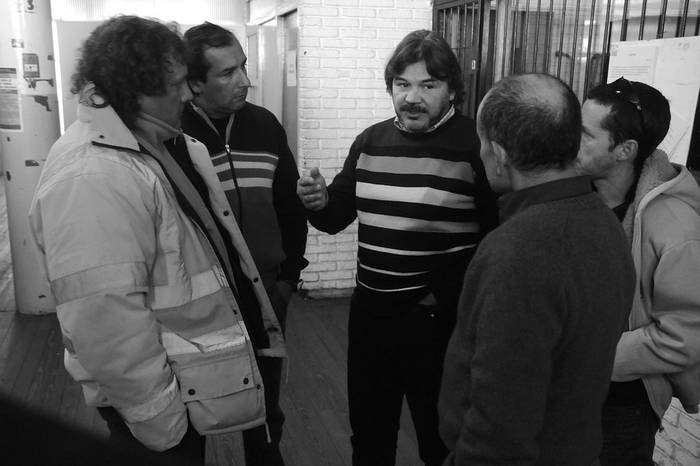 Ismael Fuentes (al centro) junto a trabajadores de Candysur en la Dirección Nacional de Trabajo (Dinatra). (archivo, junio de 2012) · Foto: Sandro Pereyra