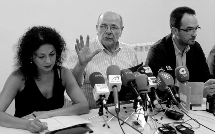 Ana María del Corral, de la Unión General de Trabajadores, Pedro Álvarez, portavoz de la organización civil Voluntariado Madres
Dominicanas, y el dirigente del PSOE Antonio Hernando durante una rueda de prensa, ayer, en la que asociaciones de inmigrantes
explicaron su opinión sobre la retirada de la tarjeta sanitaria a los inmigrantes sin papeles. · Foto: Bernardo Rodríguez, Efe