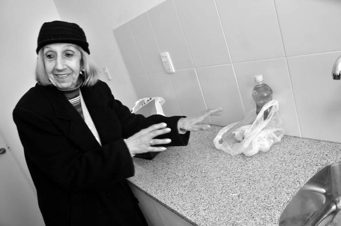 Teresita Pellejero, ayer, cuando accedía a su vivienda en el complejo Bicentenario · Foto: Javier Calvelo