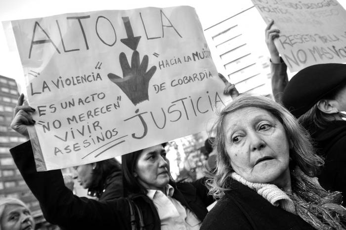 Concentración contra la violencia doméstica, el viernes, en la explanada de la Intendencia de Montevideo · Foto: Javier Calvelo