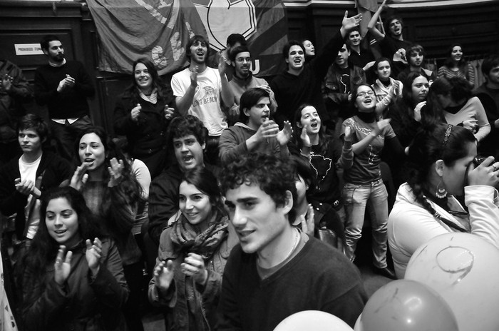 Estudiantes univeritarios ayer, en el Paraninfo de la Universidad de la República. · Foto: Javier Calvelo