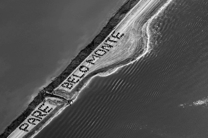 Fotografía sin fechar cedida por Amazon Watch muestra a cientos de indígenas, pequeños agricultores, pescadores y residentes del área de Vitória do Xingu (Brasil) formando con sus cuerpos la frase
“Detenga Belo Monte”, luego de hacer una zanja en la tierra para permitir el paso del río durante una protesta contra la polémica hidroeléctrica. Un tribunal brasileño ordenó este martes
la paralización por irregularidades en las obras. · Foto: Atossa Soltani, Amazon Watch, Spectral Q, Efe