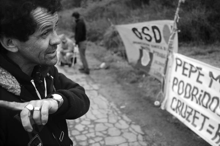 El presidente del OSDOR, Luis Suárez, ayer en el lugar donde establecieron el campamento, próximo a la chacra del presidente José Mujica. · Foto: Pablo Nogueira
