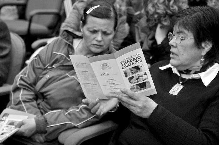 Actividad previa al Día Nacional de la Empleada Doméstica, en la sede del Banco de Previsión Social (BPS). Foto: Javier Calvelo (archivo, agosto de 2012)