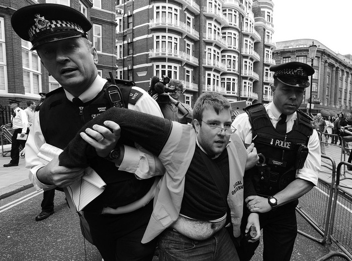 Policías británicos retiran del frente de la Embajada de Ecuador a un simpatizante de Julian Assange. El fundador de WikiLeaks recibió asilo político en la Embajada de Ecuador en Londres,
donde reside desde junio, para evitar su extradición a Suecia.  · Foto: Efe, Facundo Arrizabalaga