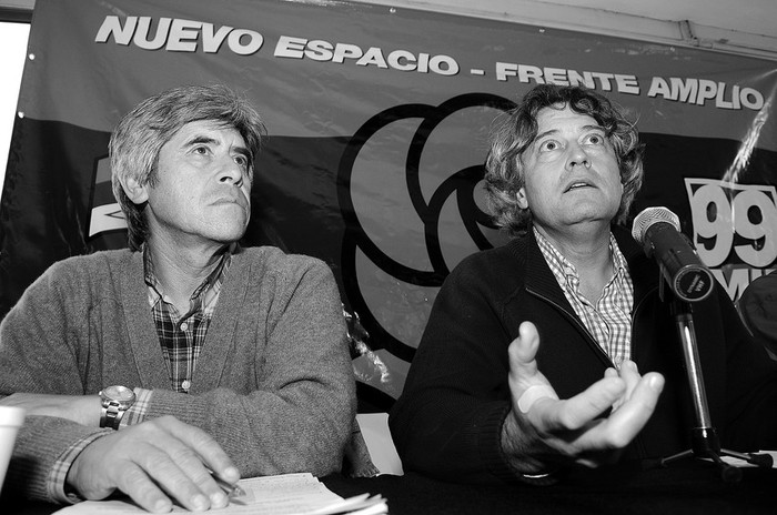 Óscar Palacios y Rafael Michelini en el Plenario Nacional del Nuevo Espacio, en el Club Español de Montevideo · Foto: Santiago Mazzarovich