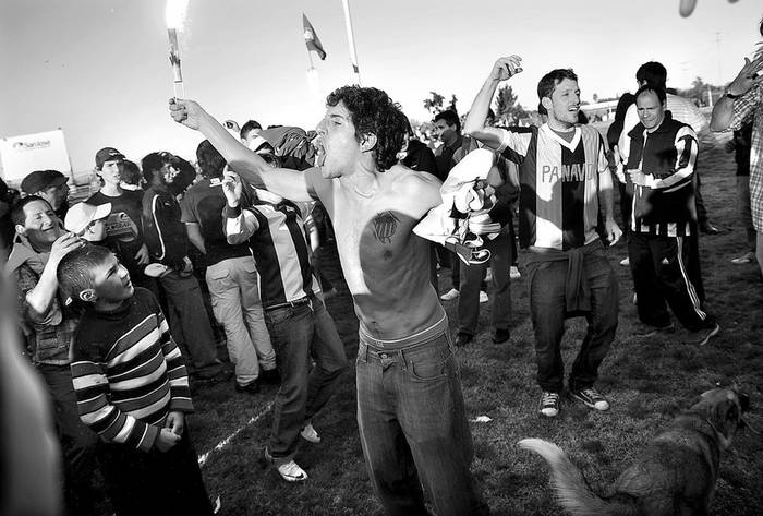 Festejo de Central de San José, tras la obtención del título de campeón de la Copa Nacional de Clubes, en el estadio Casto Martínez Laguarda de San José. · Foto: Javier Calvelo